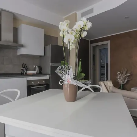 Elga's - Your Charming On Orta Appartement