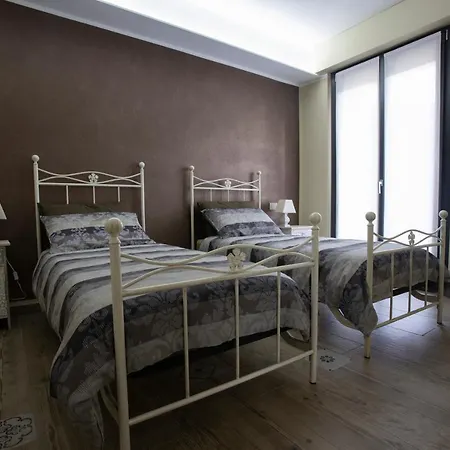 Elga's - Your Charming On Orta Appartement