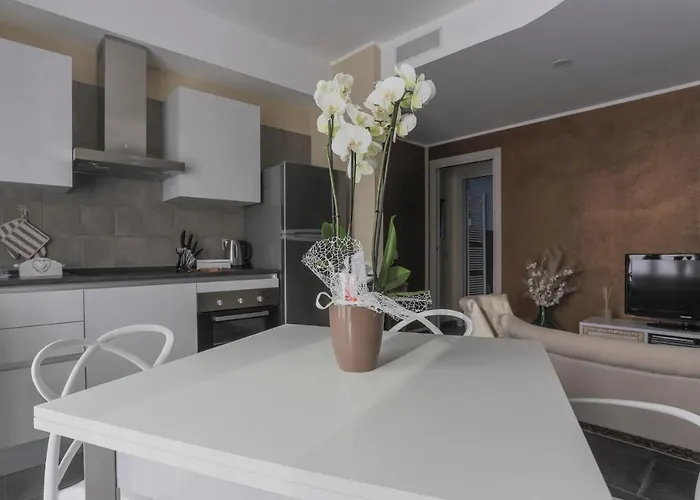 Elga's - Your Charming On Orta Apartment